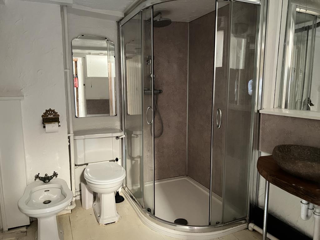 Lot: 35 - FOUR-BEDROOM PERIOD COTTAGE ON QUARTER-ACRE PLOT - First floor bathroom with white suite and walk in shower